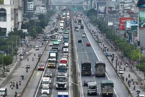 Lượng phương tiện tăng cao trên đường vành đai 3, sáng 29-8. Ảnh: GIA KHÁNH