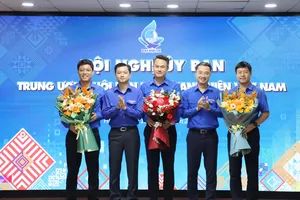 Đồng chí Nguyễn Kim Quy (giữa) làm Chủ tịch Trung ương Hội Liên hiệp Thanh niên Việt Nam khóa IX nhiệm kỳ 2024-2029