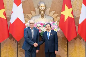 Chủ tịch Quốc hội Trần Thanh Mẫn và Tổng thống Liên bang Thụy Sĩ Guy Parmelin. Ảnh: VIẾT CHUNG