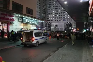 Hà Nội: Bé sơ sinh còn nguyên dây rốn rơi từ tầng cao chung cư