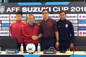 HLV của 2 đội Việt Nam và Campuchia bắt tay nhau trước khi bước vào trận đấu tối mai. Ảnh HUY DŨNG