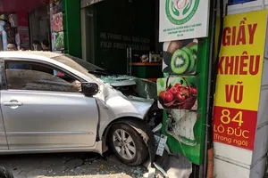 Nữ  tài xế lao ô tô vào nhà dân ở Lò Đúc, Hà Nội