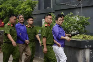 Hưng “kính” và các đàn em được áp giải tới tòa án
