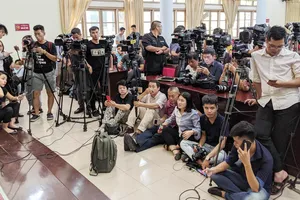 Tại trụ sở UBND Quận Cầu Giấy, nhiều phóng viên đã có mặt chờ buổi thông tin