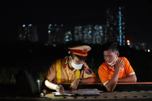 Hà Nội: CSGT xuyên đêm tuần tra, kiểm soát nồng độ cồn, ma túy