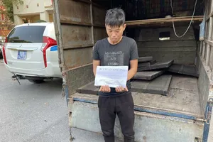 Kiểm soát người ra vào vùng dịch, phát hiện thanh niên vận chuyển ma túy