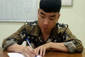 Khởi tố nam tiếp viên hãng hàng không vì buôn hàng cấm