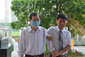 Khoảng 7 giờ, ông Vũ Huy Hoàng được luật sư đưa tới tòa. Ảnh: ĐỖ TRUNG