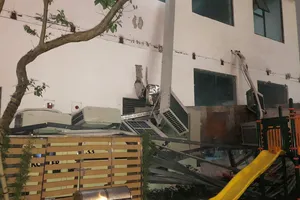 Hà Nội: Giàn điều hòa chung cư bất ngờ sập trong đêm