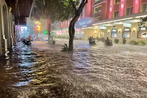 Mưa lớn, nhiều tuyến phố ở Hà Nội ngập sâu