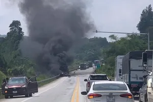 Phát hiện xác chết cạnh xe tải cháy rụi trên cao tốc Nội Bài – Lào Cai