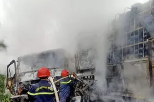 Dập lửa khống chế đám cháy ô tô sau tai nạn. ​