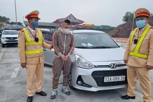 Lực lượng chức năng kiểm tra lái xe có nhiều biểu hiện bất thường 