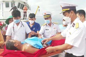 Kịp thời đưa ngư dân bị bệnh vào bờ an toàn