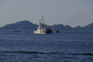 Lai kéo tàu cá bị chết máy từ đảo Nam Yết vào bờ an toàn