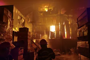 Nhà xưởng bị thiêu rụi tại Hà Nội