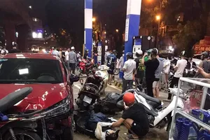 Ô tô tông nhiều xe máy khi đang đổ xăng ở Hà Nội
