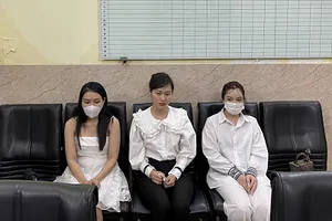 Đối tượng Nguyễn Thị Hương Giang (ngồi giữa) và các đối tượng bán dâm