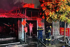 Hà Nội: Cháy lớn quán “hát cho nhau nghe” tại quận Hoàng Mai