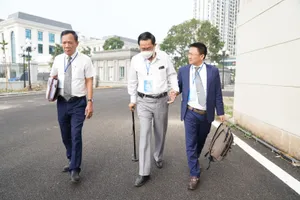 Cựu Thứ trưởng Bộ Y tế Cao Minh Quang được luật sư dìu tới tòa