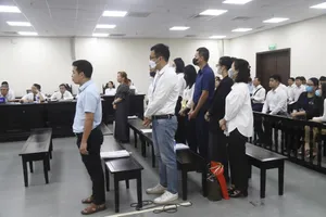 Luật sư của cựu Chủ tịch Tập đoàn Vimedimex nộp thêm 2 vali tài liệu