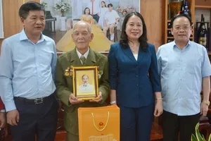 Quyền Chủ tịch nước Võ Thị Ánh Xuân thăm các chiến sĩ Điện Biên