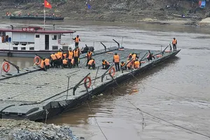 Engineering troops begin assembly of Phong Chau Floating Bridge 