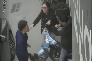 Hà Nội: Xác minh clip tài xế xe Lexus đánh nam shipper