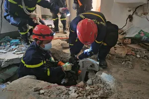 Đội cứu nạn cứu hộ công an Việt Nam đưa thi thể bé trai 10 tuổi khỏi đống đổ nát