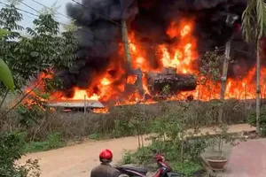 Cháy xe bồn chở xăng trên đường cao tốc Nội Bài - Lào Cai