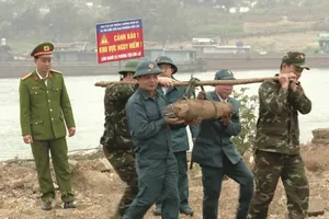 Phú Thọ: Tháo gỡ thành công quả bom nằm dưới sông Lô