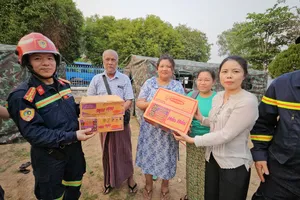 Lực lượng cứu nạn, cứu hộ Bộ Công an hỗ trợ người dân Myanmar tại các khu lán trại tạm