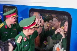 Các khối diễu binh, diễu hành của Bộ Quốc phòng bắt đầu hành quân vào Nam