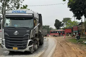 Tuyên Quang: Điều tra nguyên nhân xe khách va chạm xe đầu kéo, nhiều người rơi ra ngoài