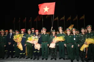 Đoàn cứu hộ Việt Nam kết thúc nhiệm vụ tìm kiếm ở Myanmar, về tới sân bay Nội Bài