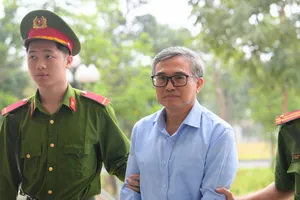 Cựu Thứ trưởng Hoàng Quốc Vượng và các đồng phạm hầu tòa 