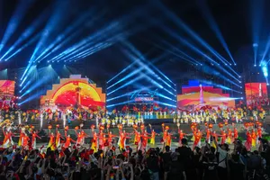 "Hẹn ước Bắc - Nam" hoành tráng với thực cảnh xe tăng, ô tô chở bộ đội 