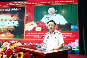 Trung tướng Nguyễn Văn Bổng, Chính ủy Quân chủng Hải quân phát biểu tại hội thảo