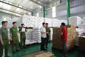 Công an đột kích, phát hiện 71.000 lít dầu ăn, 40 tấn mì chính, hạt nêm giả