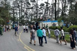 Lật xe khách trên đèo Tam Đảo, nhiều người thương vong