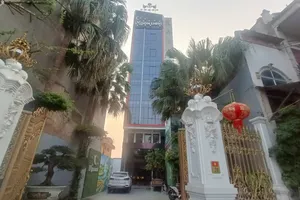 Bắt nhóm giam lỏng 18 cô gái trong quán karaoke, massage