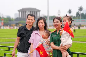 Quảng trường Ba Đình rực rỡ cờ đỏ sao vàng trong những ngày tháng Tư lịch sử