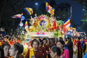 Nghi lễ cung rước xá lợi Đức Phật trên các tuyến phố Hà Nội