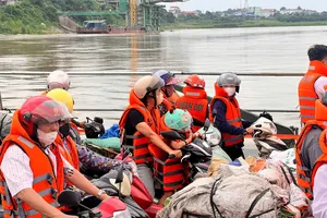 Phú Thọ: Quân đội dùng phà quân sự đưa người dân qua sông