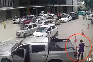 Một bệnh nhân bị xe bán tải lùi chèn qua người trong khuôn viên bệnh viện