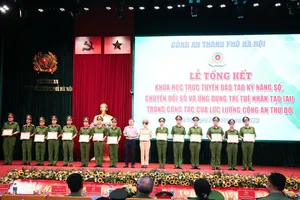 Trao giấy chứng nhận hoàn thành khóa học cho các chiến sĩ công an