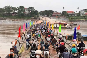 Nối lại cầu phao Phong Châu