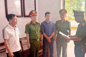 Cơ quan cảnh sát điều tra thi hành lệnh bắt bị can để tạm giam đối với Trần Tuấn Phương (áo xanh đậm)