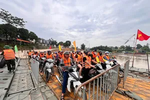 Vận hành lại phà quân sự ở khu vực cầu Phong Châu