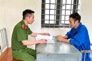 Khởi tố 2 đối tượng tự nhận “bao luật” cho xe vi phạm